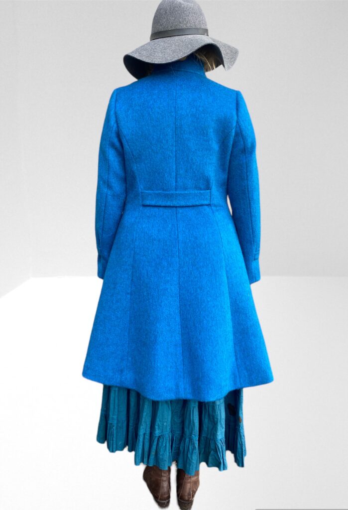 Rätsepateenusena õmmeldud mantel